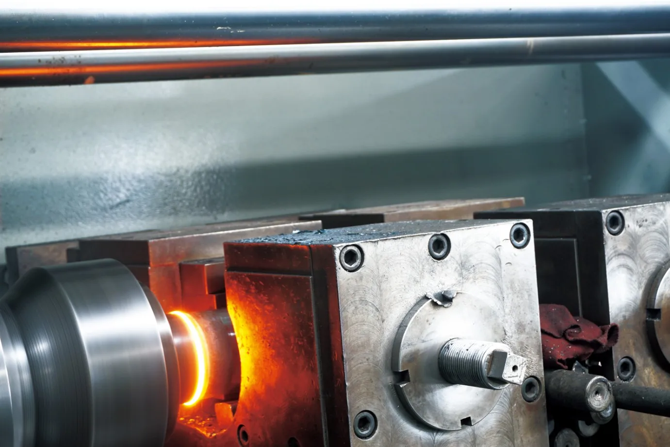 Hidravlični cilindri HCIC: 4 jedrne vrste in rešitve po meri